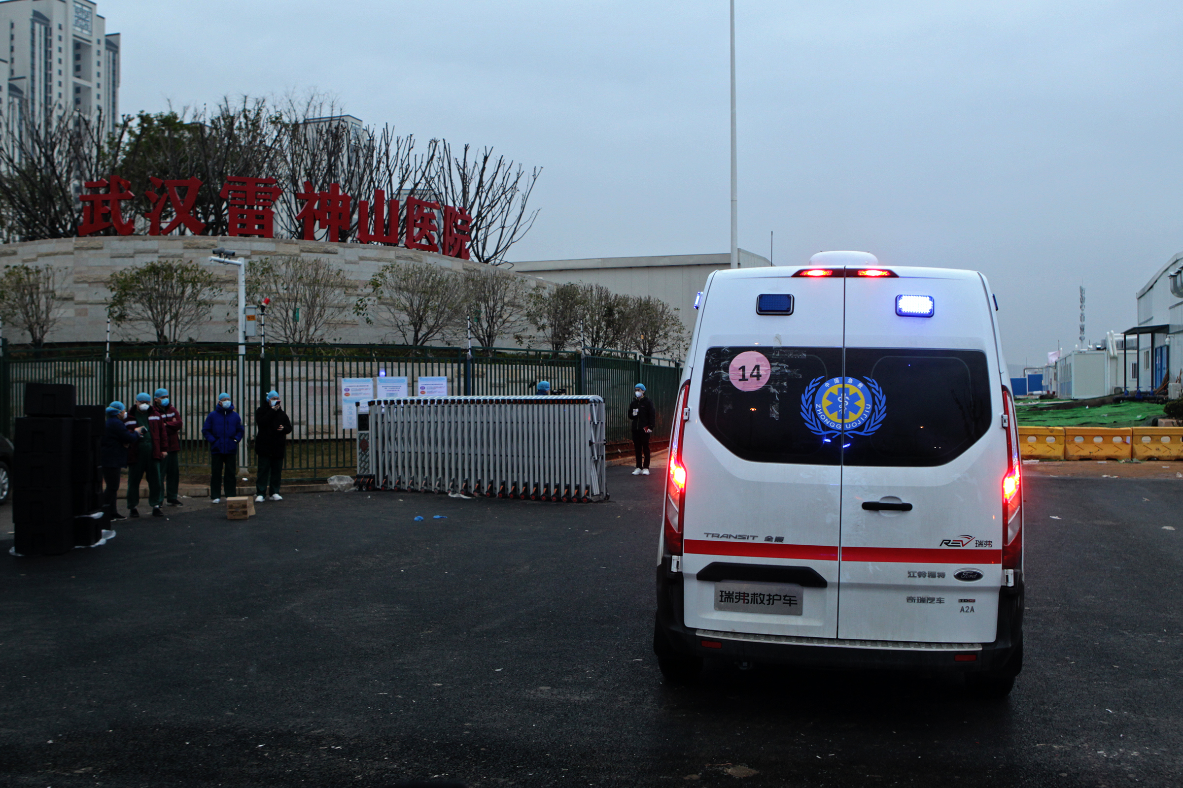 武汉一线跟访 | 急救车转运确诊病人:一个多小时内衣已湿透