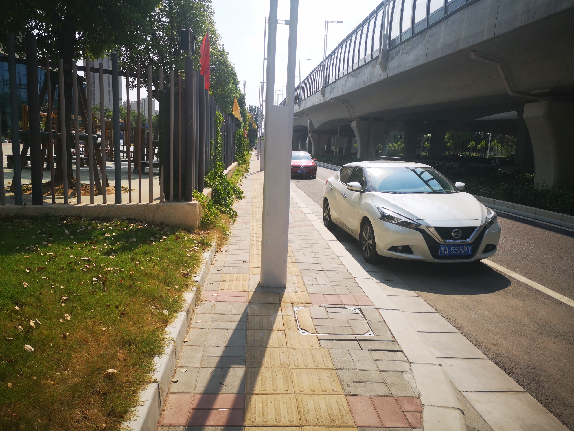 盲道|郑州北三环一400米路段 10多根灯杆“抢占”盲道