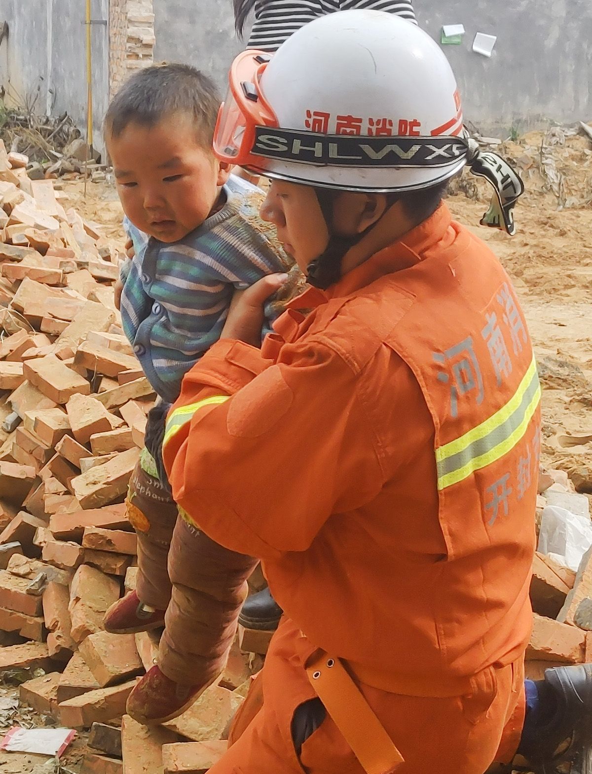 |开封尉氏：2岁娃走着走着不见了，地坑中传来哭啼声!