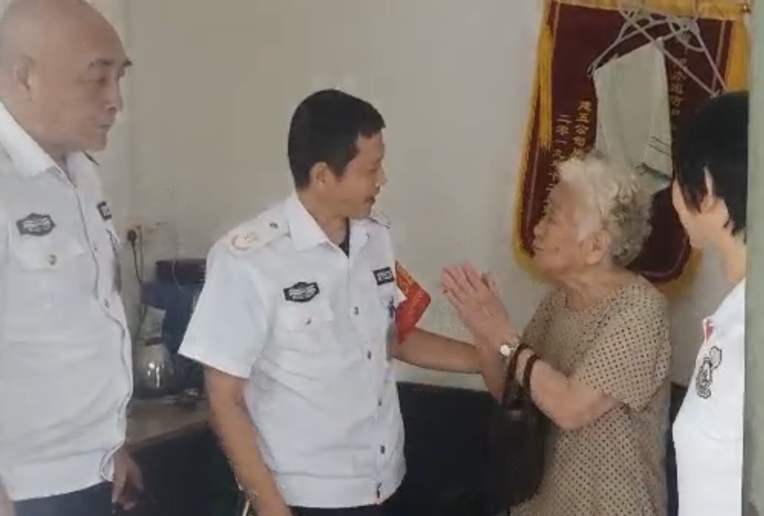 社会万象|热心人在街头长椅上捡个包 失主竟是位九旬老人