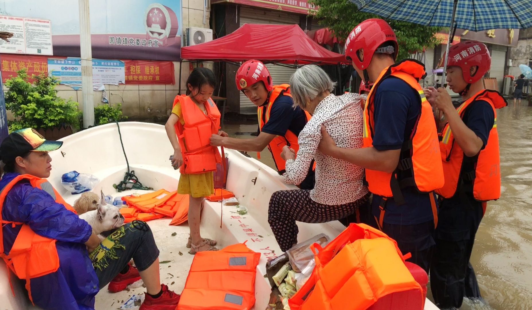 社会万象|八旬老人躲柜子上饿两天，救出后说：“感谢共产党救了俺一命！”