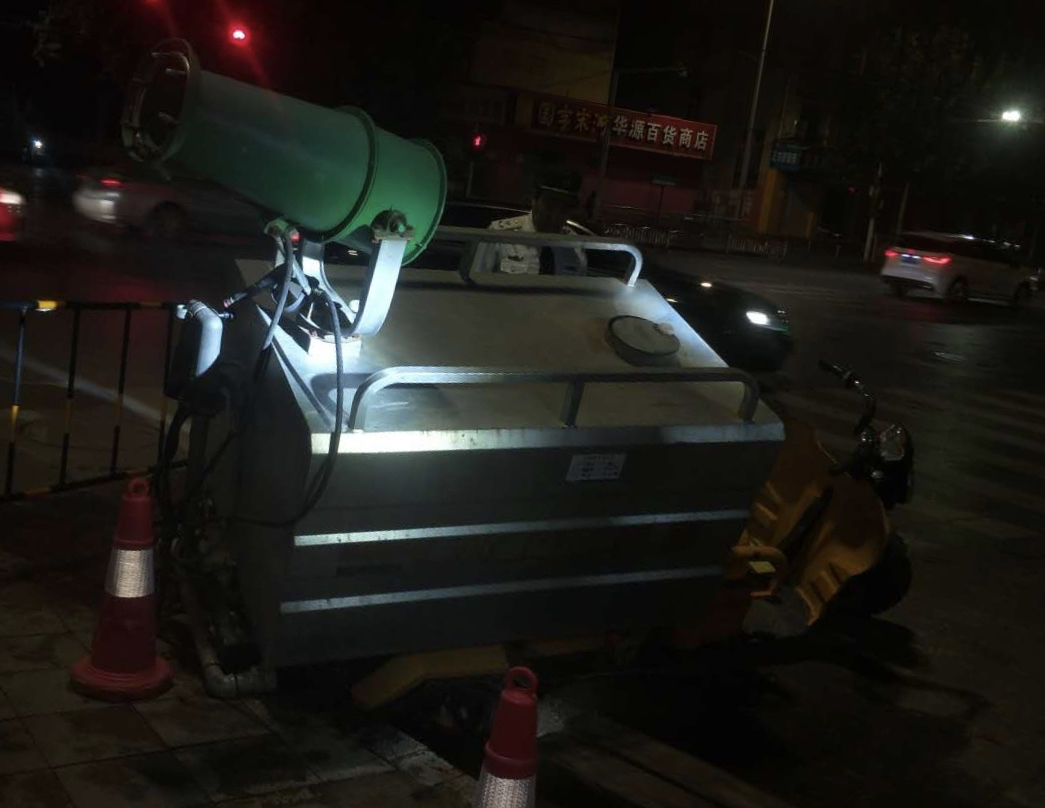 |雾炮车行驶中陷入路边沟，司机吓得赶紧跳车