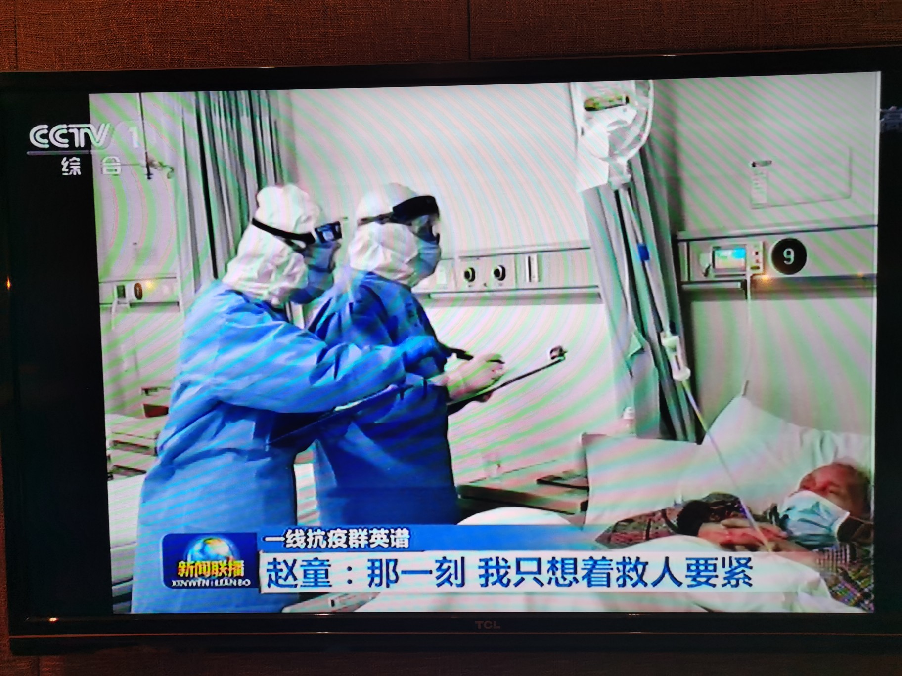 『正能量』接到“战疫英雄奖”，这位河南医生说“冒险救人只是本能”