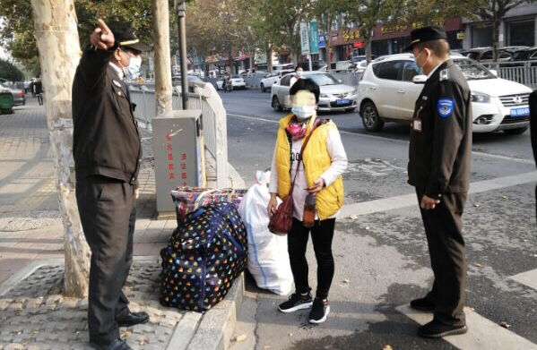 |母亲病重，女子越急越打不到车回家，还好有他们