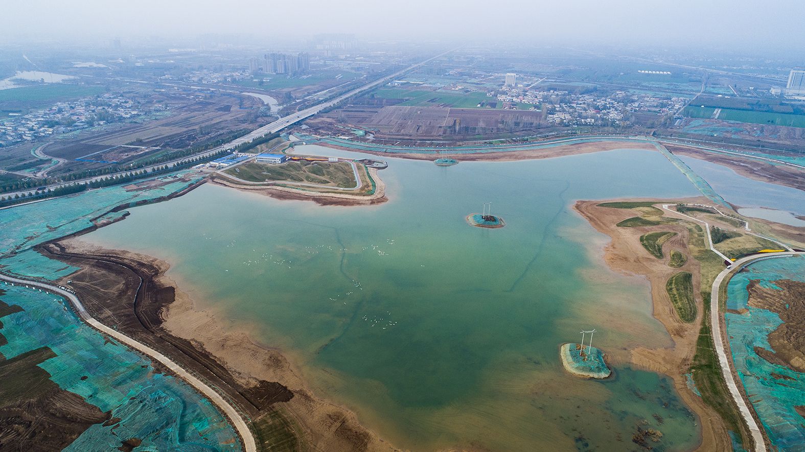 据介绍,人工湖所在地是周口市的引黄调蓄工程,这是周口中心城区十大