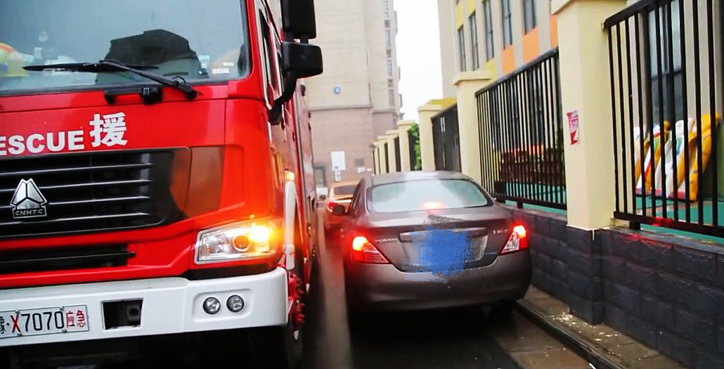 消防车|无视警示语，居民小区消防车通道频繁被占，该如何监管？