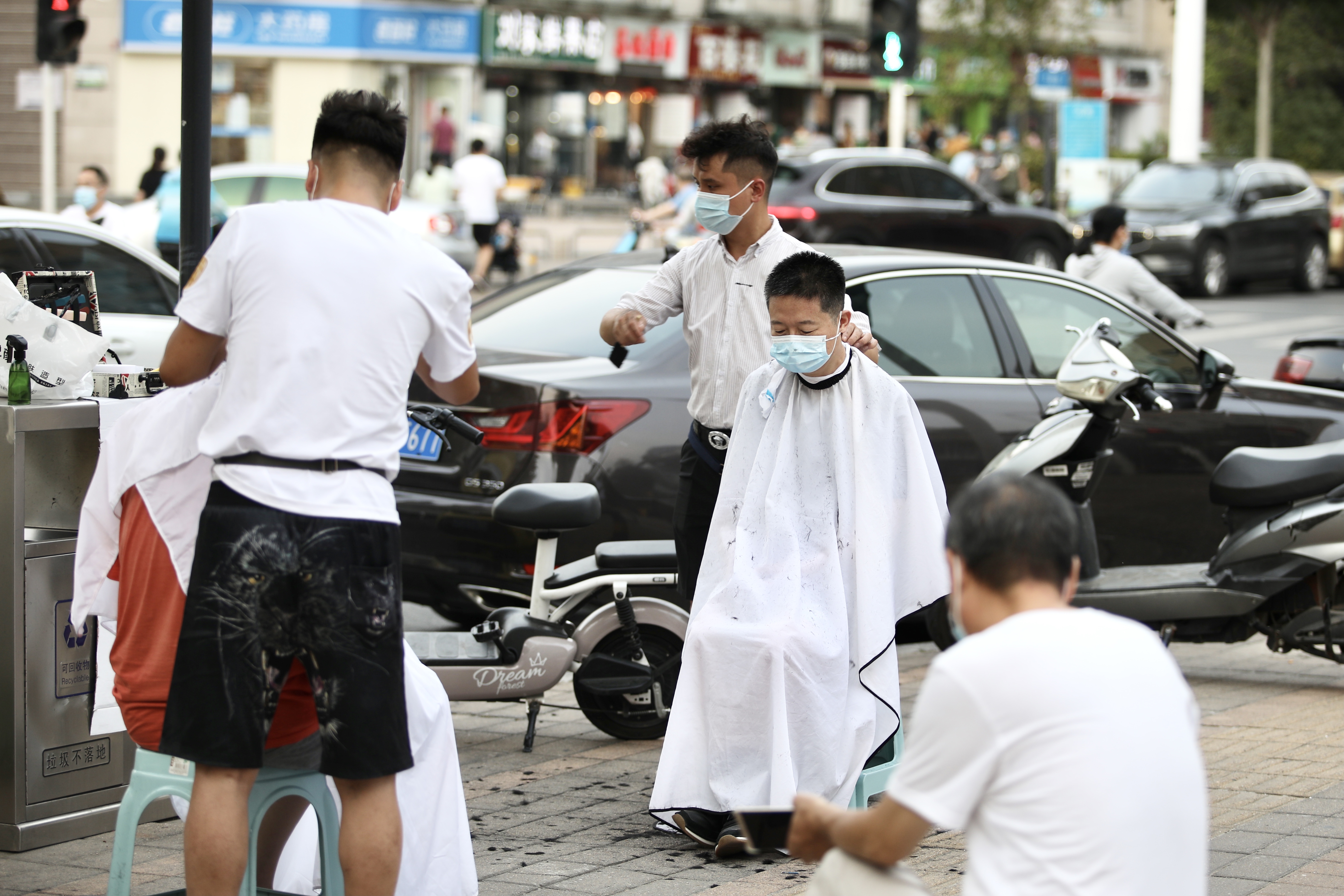 大河网景疫常时期郑州美发师走上街头解决市民的头等大事