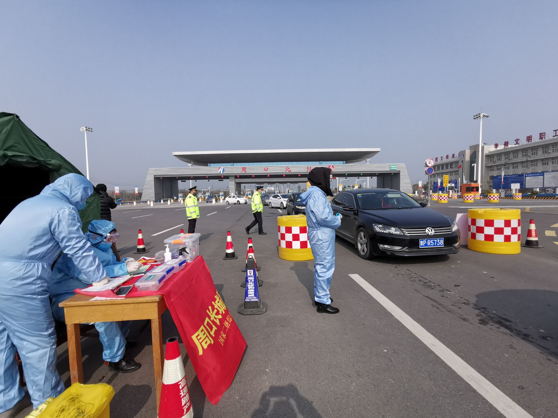记者直击周口高速站口检查点均查出发热乘客并及时送医