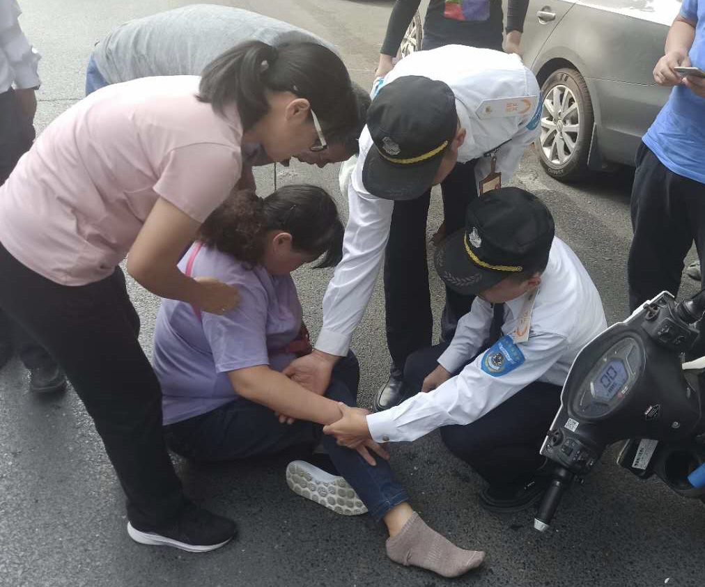 |路边车突然开门，骑电动车女子撞晕了