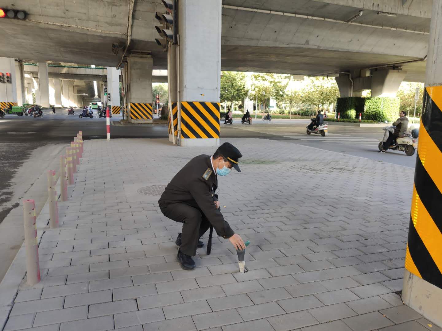 |人行道冒出“拦路虎” 路人害怕遭“碰瓷儿”