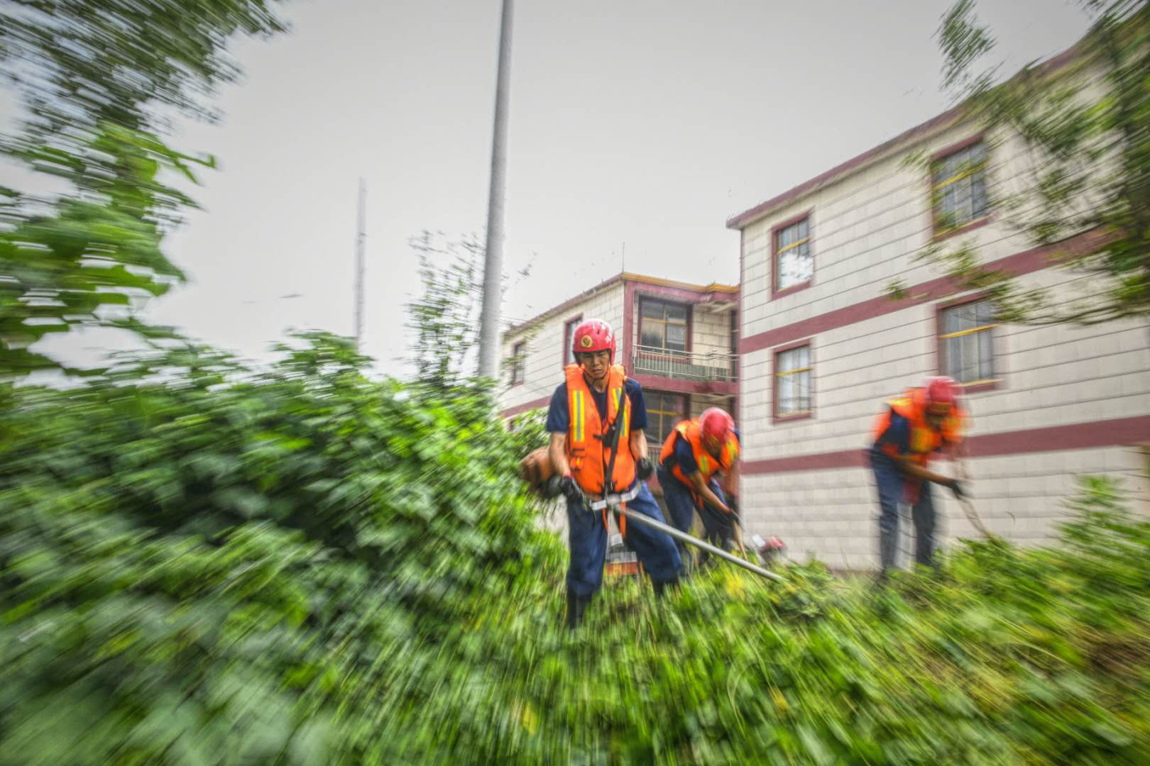 |独家丨安徽颍上淮河大堤，近百台挖掘机抢修600米临时圩堤拦洪水
