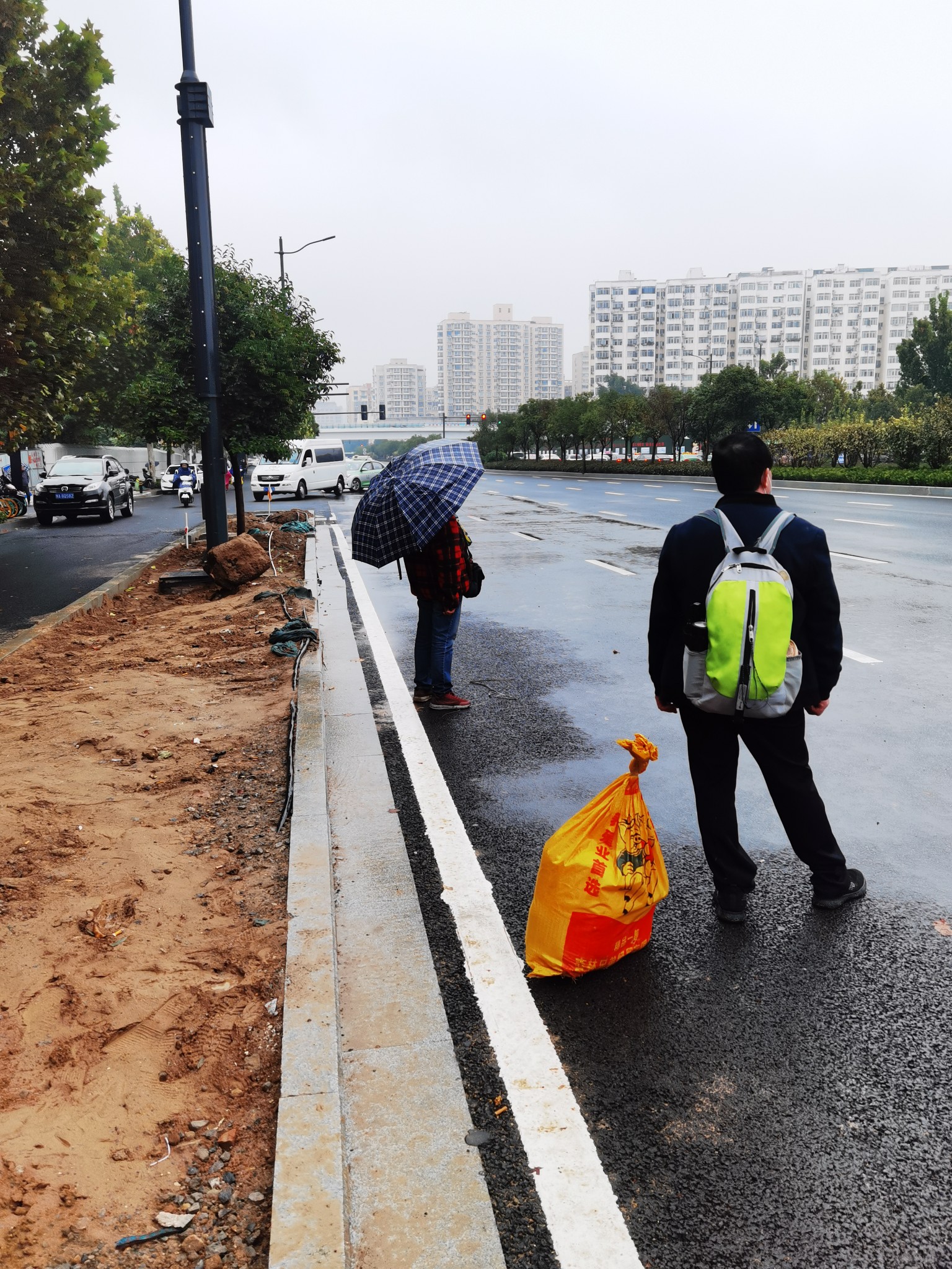 |因修路，郑州57、40、603路公交在火车站西广场站的站牌临时拆掉具体停靠位置看这里