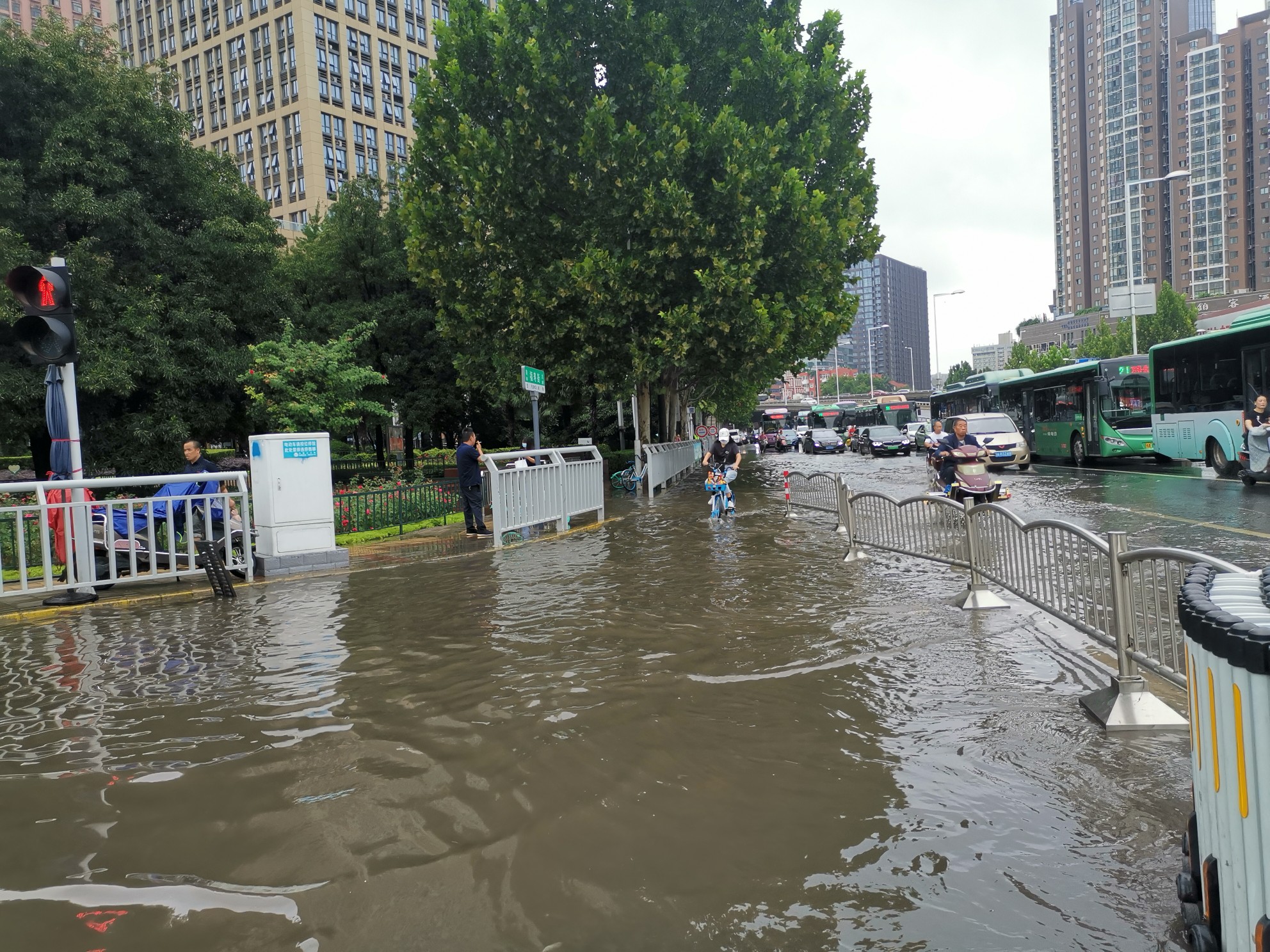 郑州交通|一夜降雨后，郑州城区多处积水点积水正逐渐散去