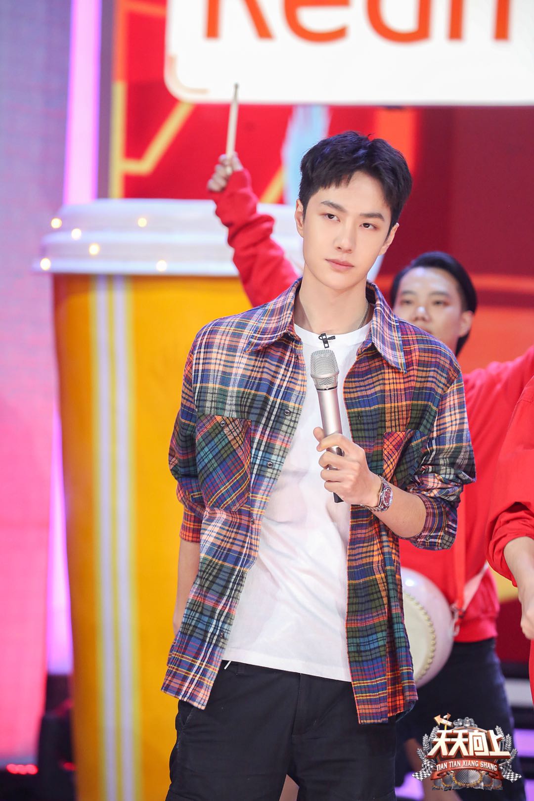 王一博赵丽颖首度综艺合体为天天向上12周年庆生