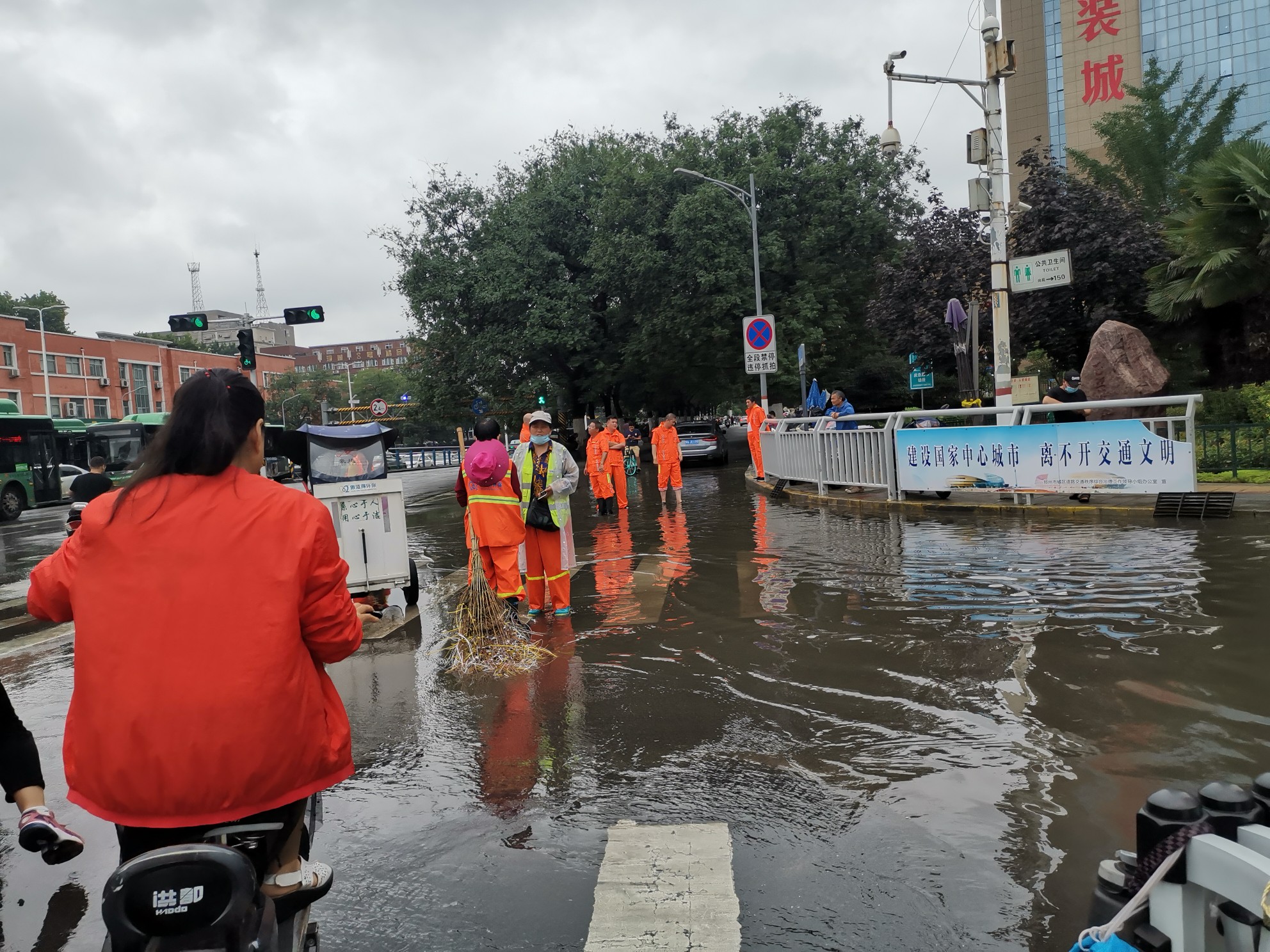 郑州交通|一夜降雨后，郑州城区多处积水点积水正逐渐散去