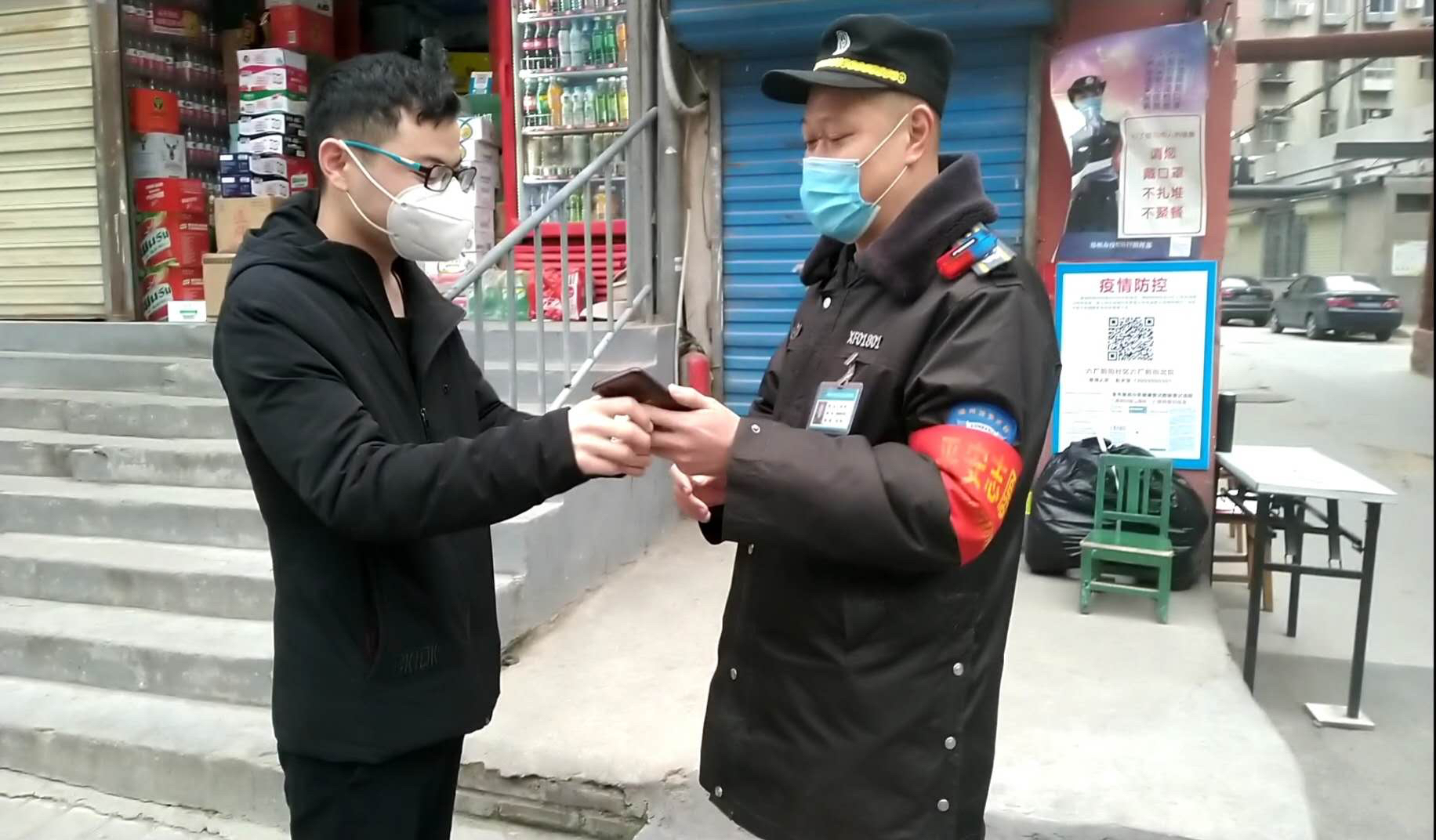 『』好心的哥捡到手机 托热心人找失主