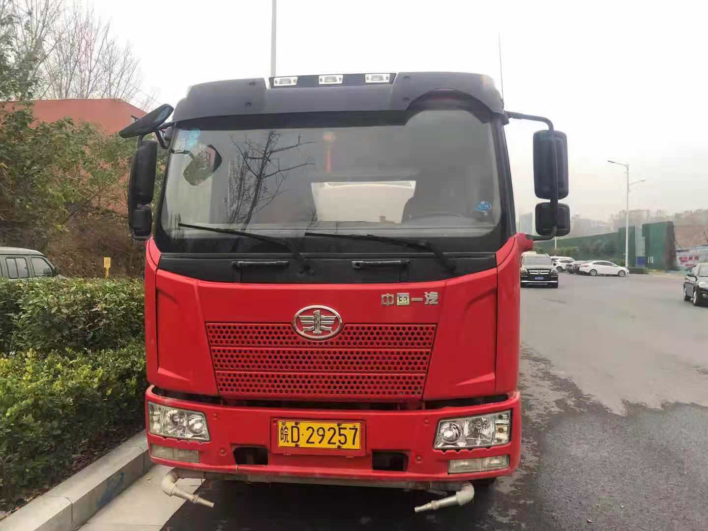 两辆洒水车只挂前牌没有后牌，交警一查竟是“套牌车”