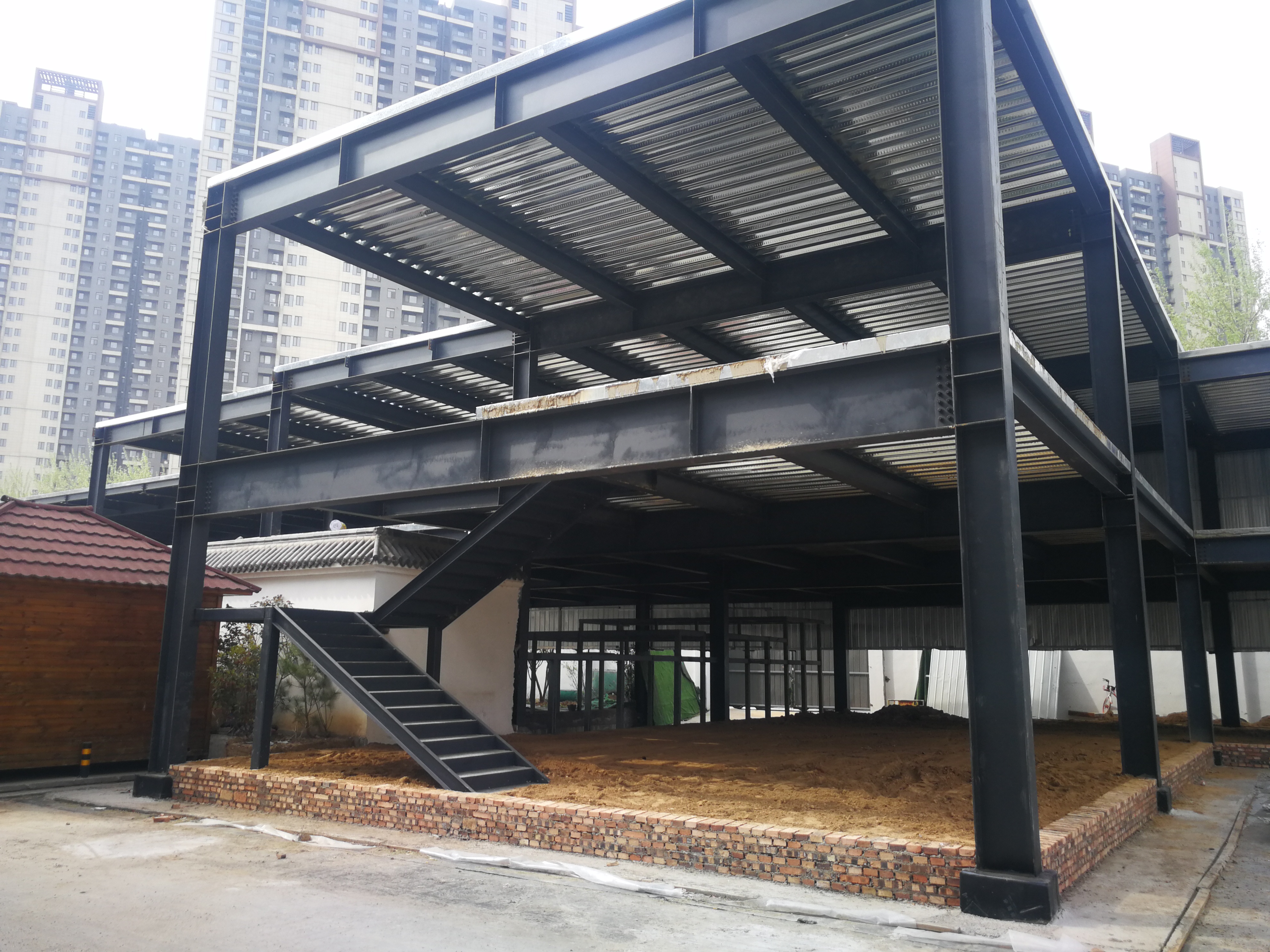 郑州街边建起无证钢架房查处仨月楼嗖嗖长