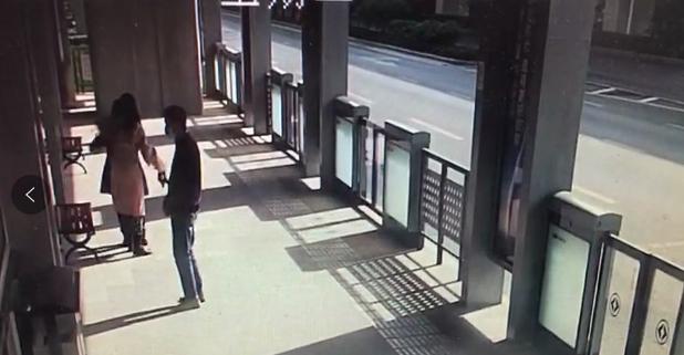 |穿高跟鞋追公交，时髦女孩歪了脚