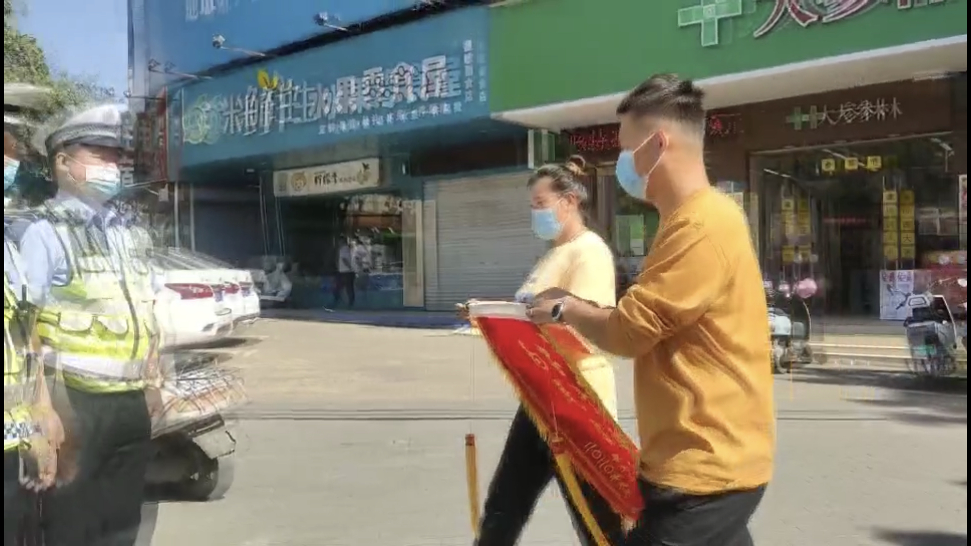 交通|老太被狗咬昏危在旦夕 新密交警一路护送到医院抢救