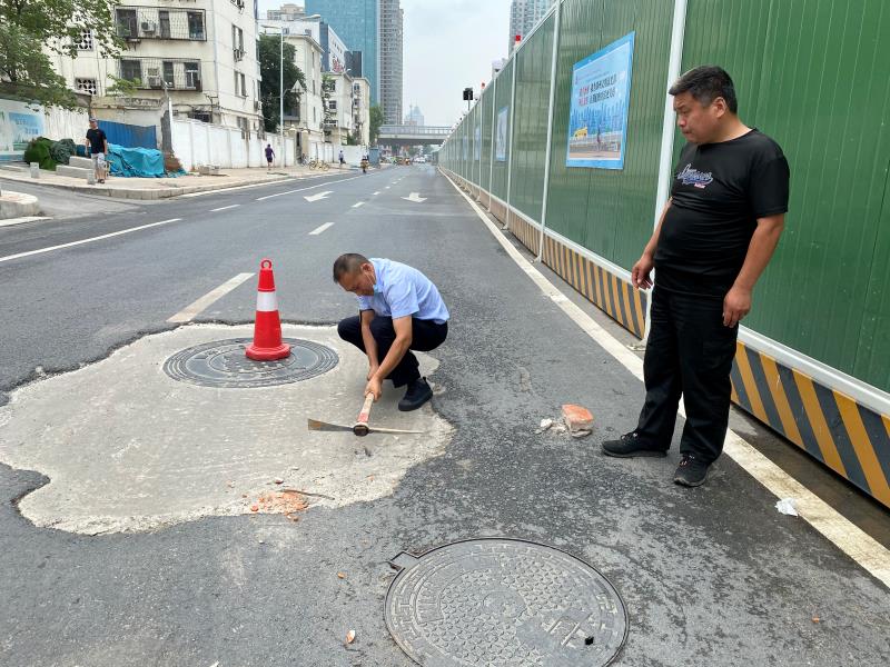 交通|郑州一快车道上钢筋外露？危险！车辆经过时猛打方向躲避