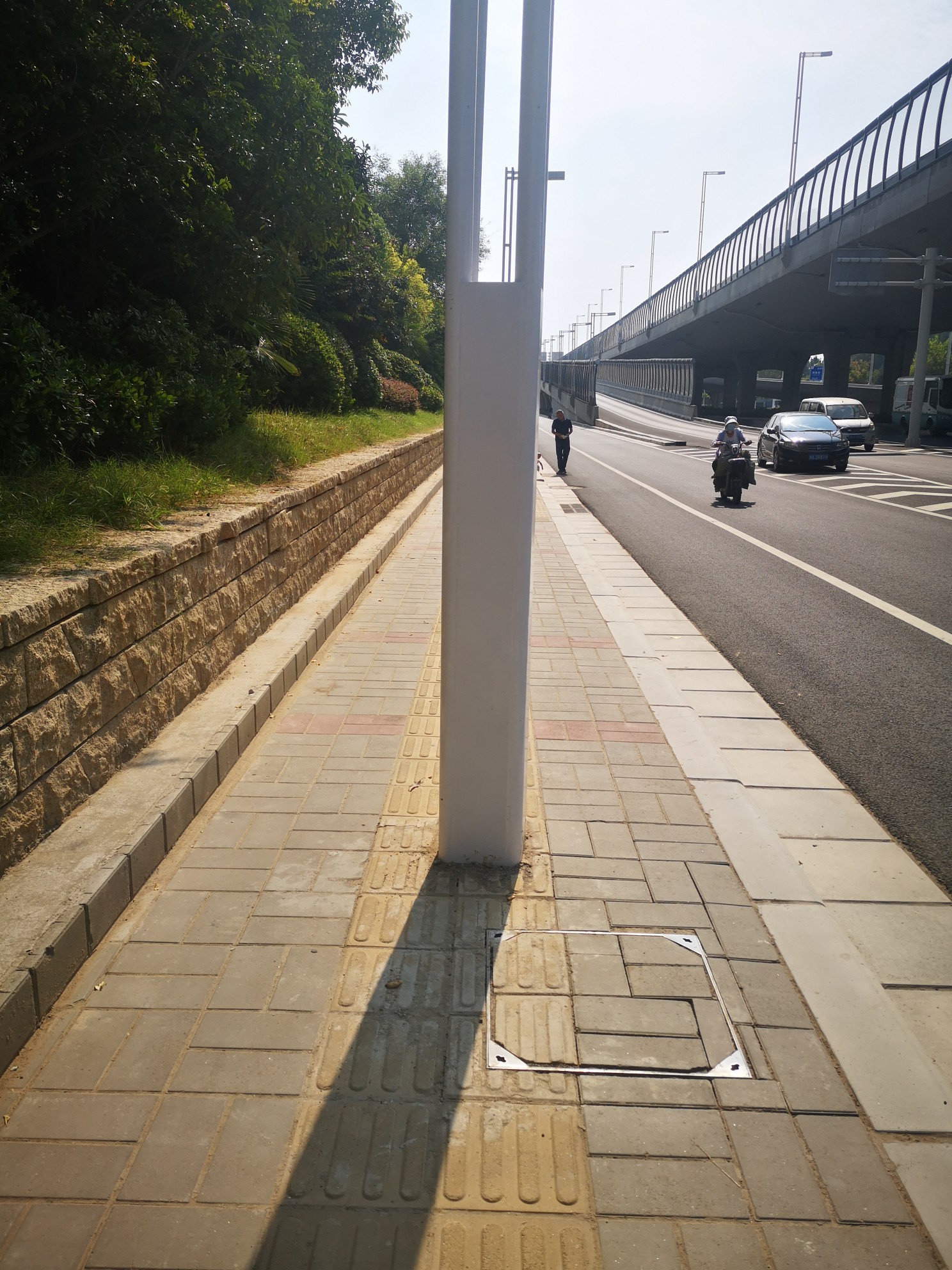 盲道|郑州北三环一400米路段 10多根灯杆“抢占”盲道