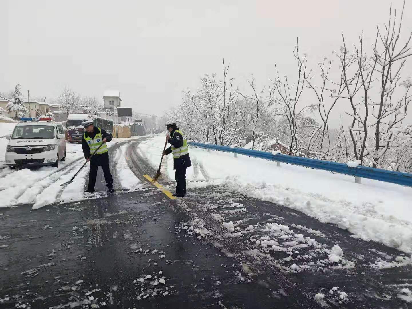 25日夜间，河北省张家口市崇礼区气象局开展人工增雪作业