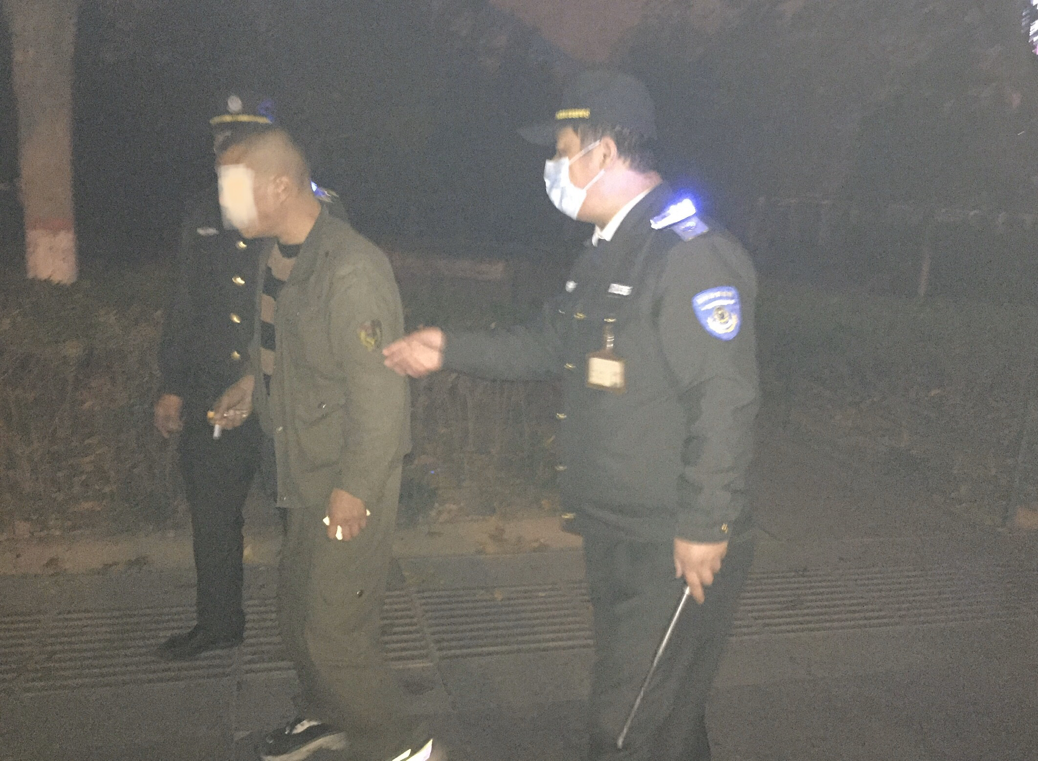 |手机丢了很郁闷，男子喝醉酒晕倒街头