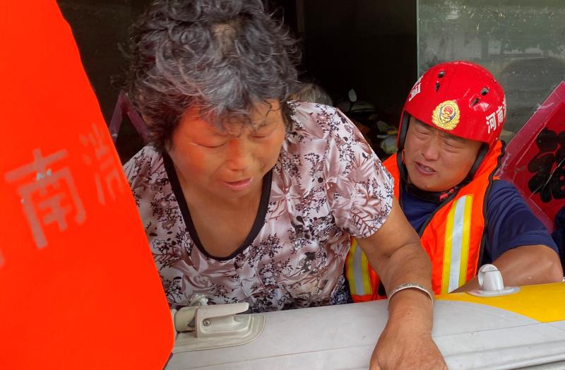 尉氏|暴雨中救出快要临盆孕妇 开封尉氏消防驾舟艇安徽救出百余人