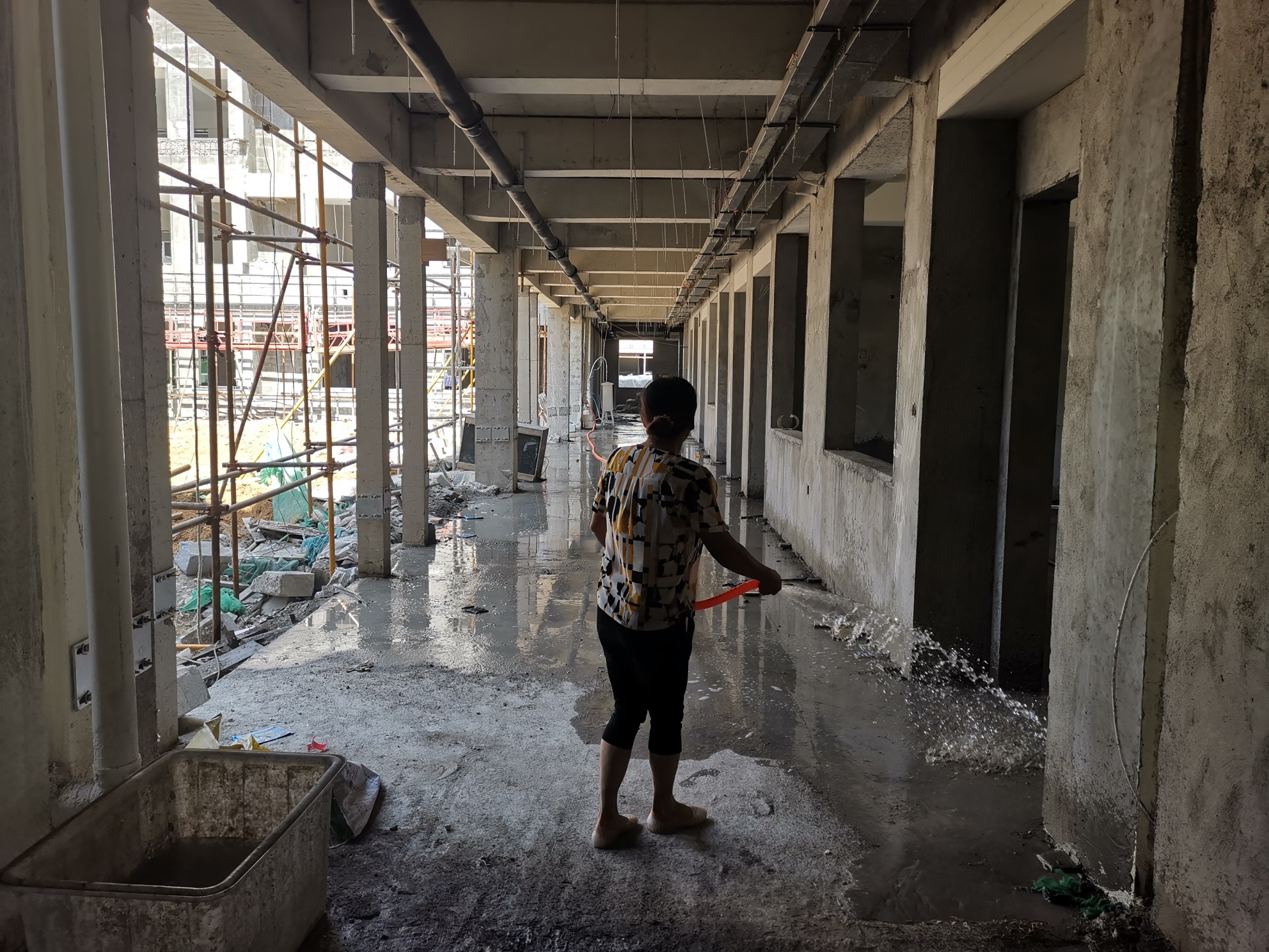 开学了，郑州管城区创新街小学团结路校区教室还没建好，咋上课？教育部门回应