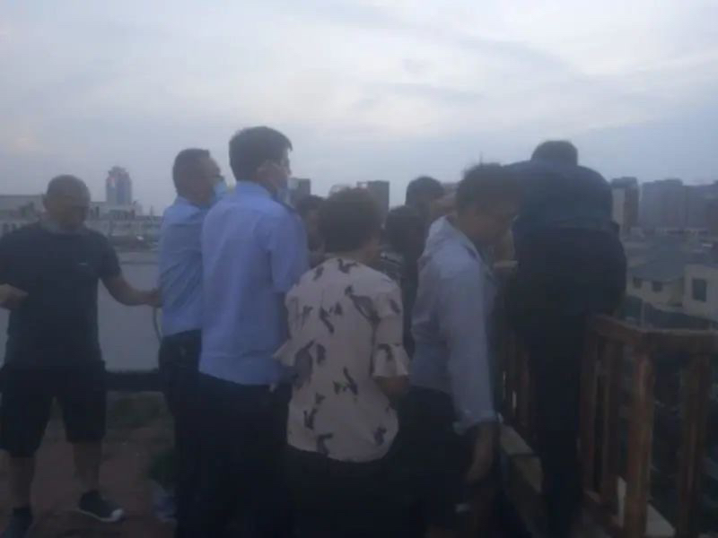 辅警|生死关头，法院辅警冲上去协助救下跳楼轻生女子