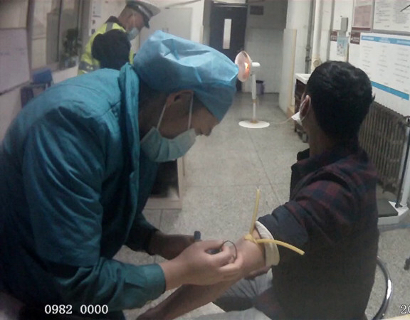 『交通』中牟交警在一个卡口6分钟内捉了两只“醉猫”