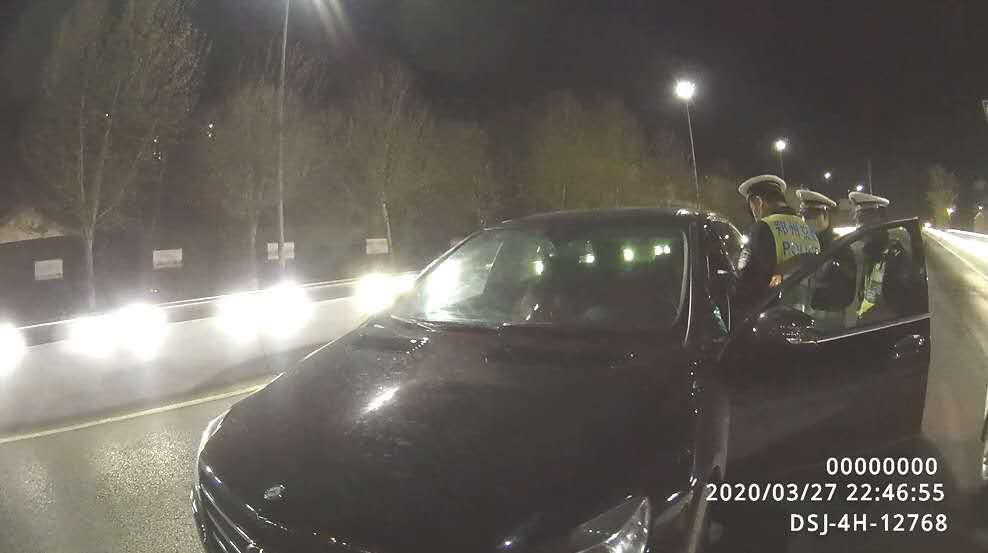 「酒驾」男子醉酒驾驶奔驰车，民警一查不仅人没驾照，车还是盗抢车