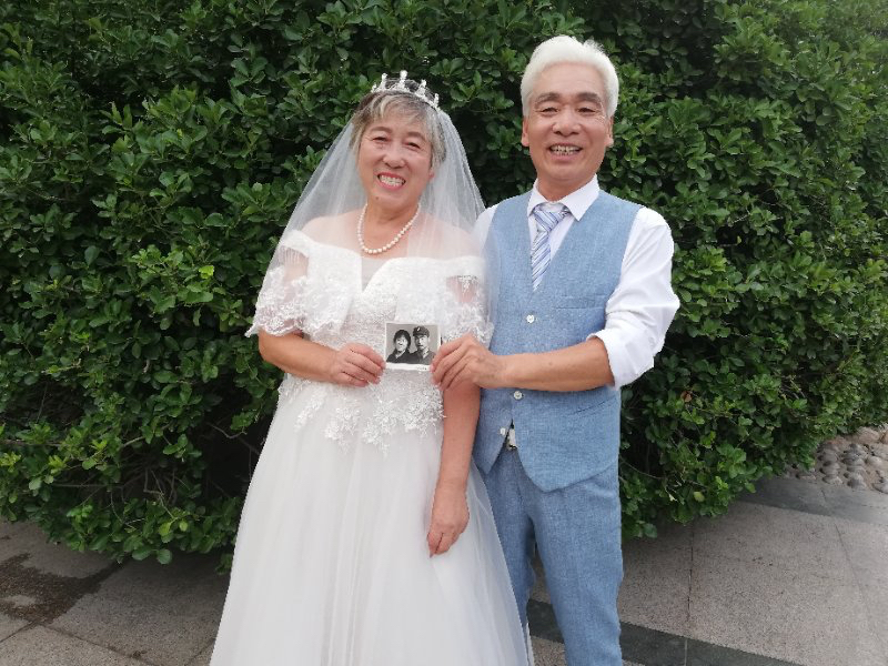 乞丐和拍婚纱照的妻子_拍婚纱照乞丐假戏真做(2)