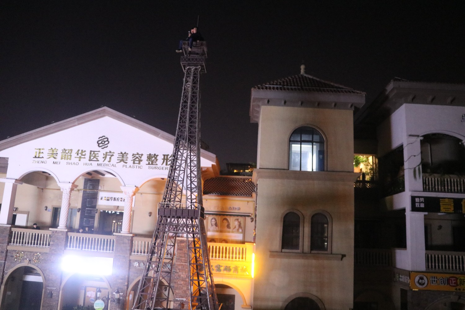 |醉酒男子深夜跳塔 消防和家属劝说40分钟救下男子