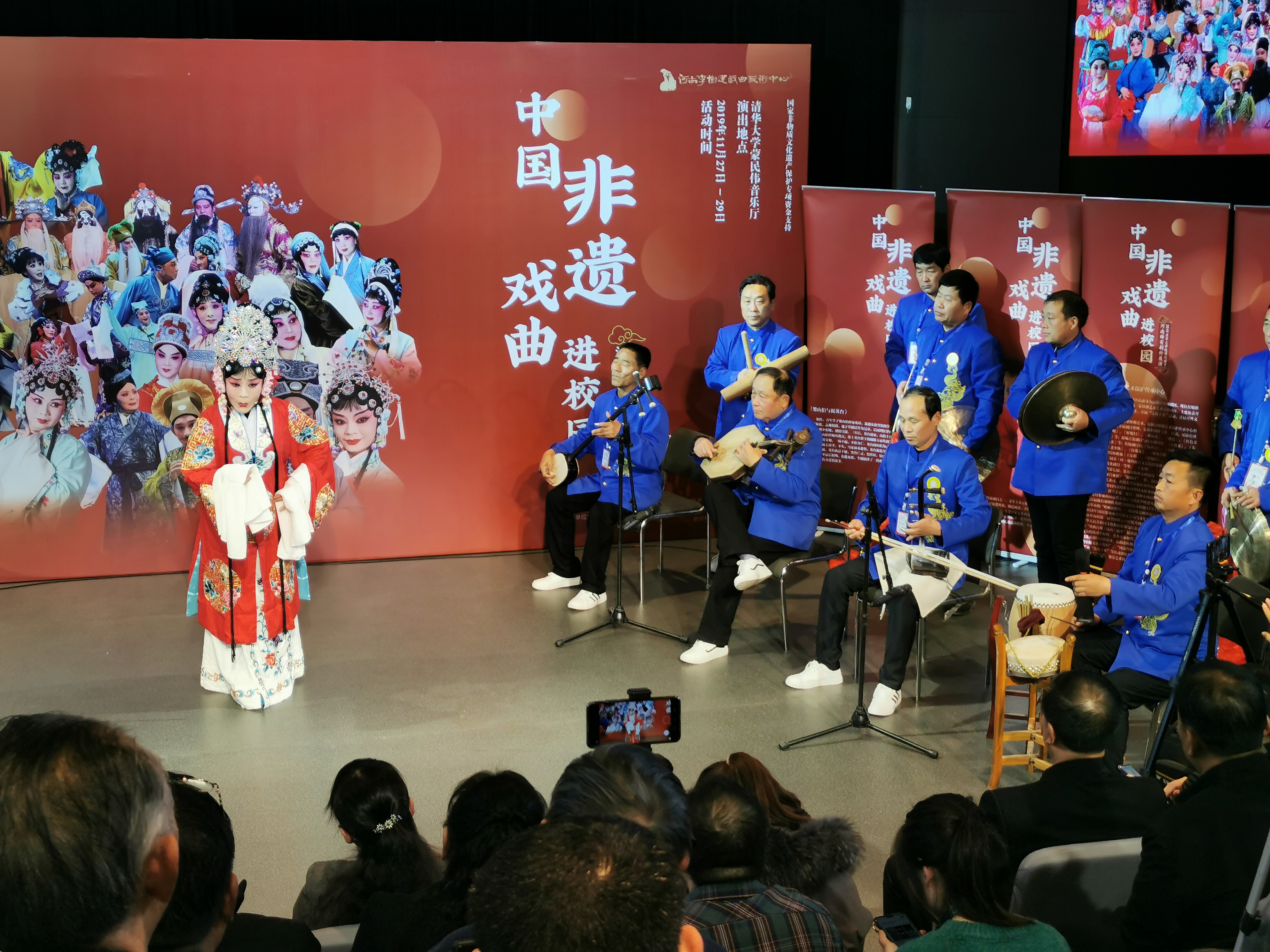 发布会上,延津县二夹弦,安阳怀调,沁阳怀梆,濮阳大平调的演员们登台