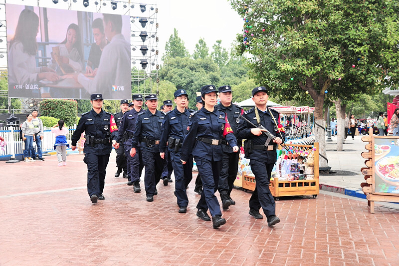 |女局长带队开展武装巡逻 ，中牟警方双节期间为群众安全保驾护航