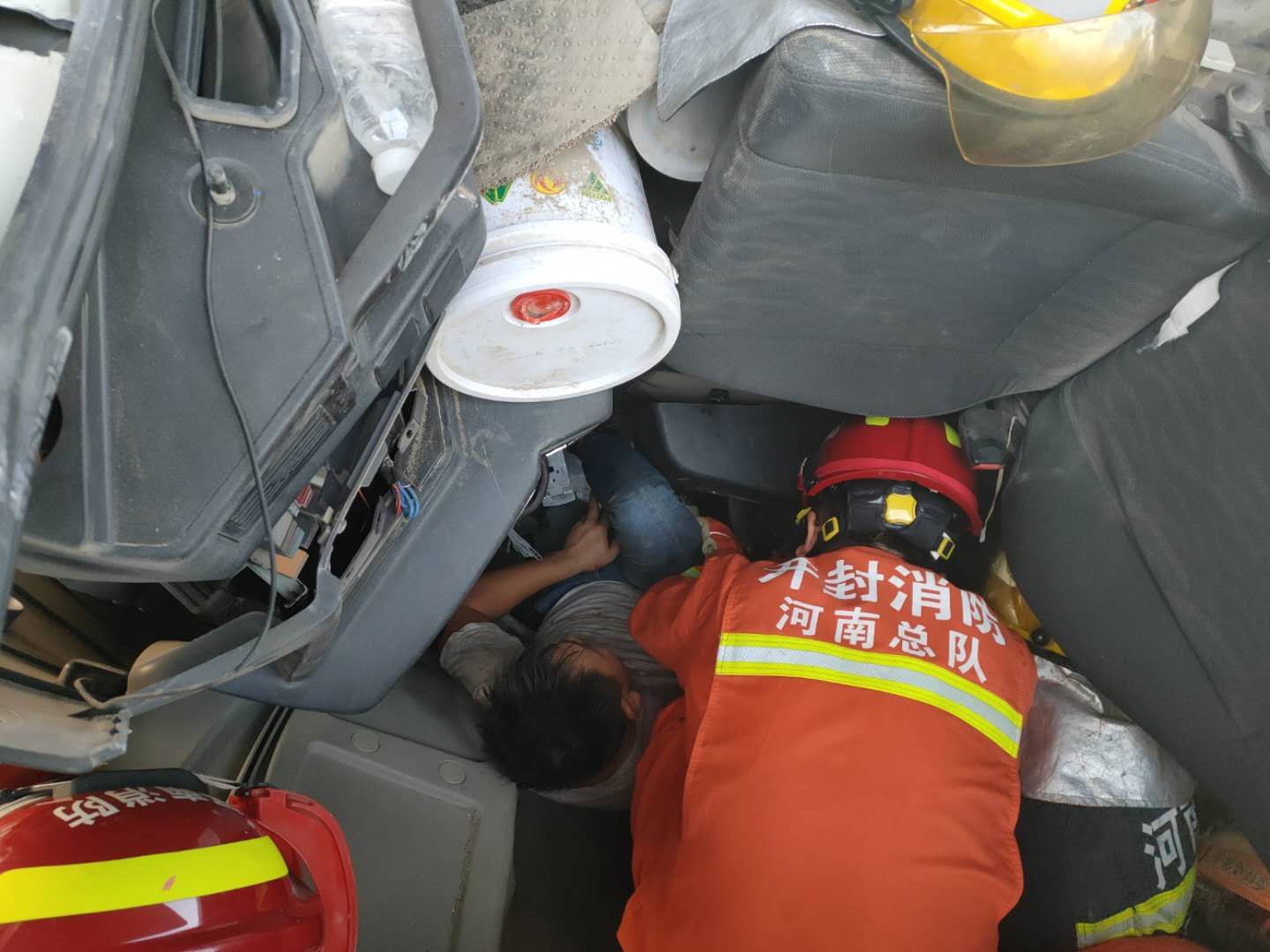|“这不是演练，是真正的考验!” 车头被挤变形 驾驶员被困其中