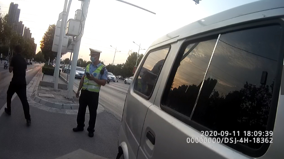 面包车|看看这辆面包车！交警查了半月发现它“肚里”藏着大秘密