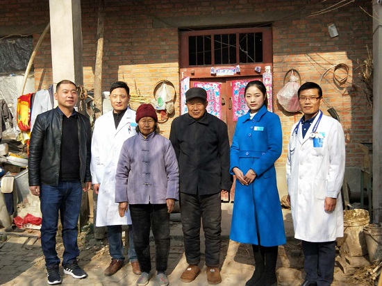 周口协和骨科医院医生正在为张银龙检查身体