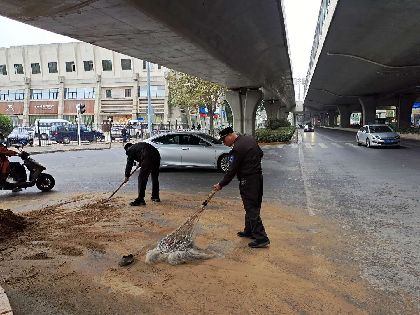 |大货车超高拉沙从高架桥下经过时被“削平”，落下一地沙子扬长而去……