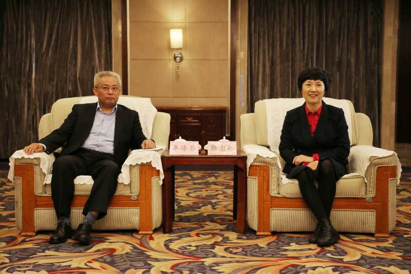 中央网信办网络社会工作局副局长易涤非和河南省委网信办主任郭岩松会见参加活动的网络名人