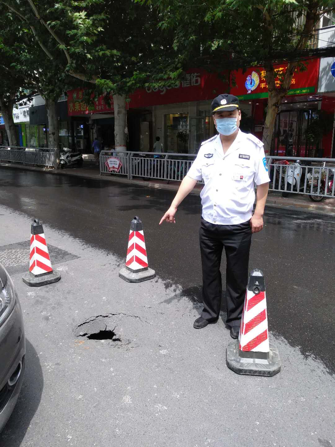 |大雨过后，路面塌出一深洞