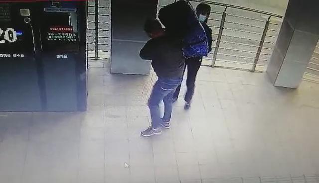 |郑州一快速公交站台站务长正值班却做起了针线活儿？