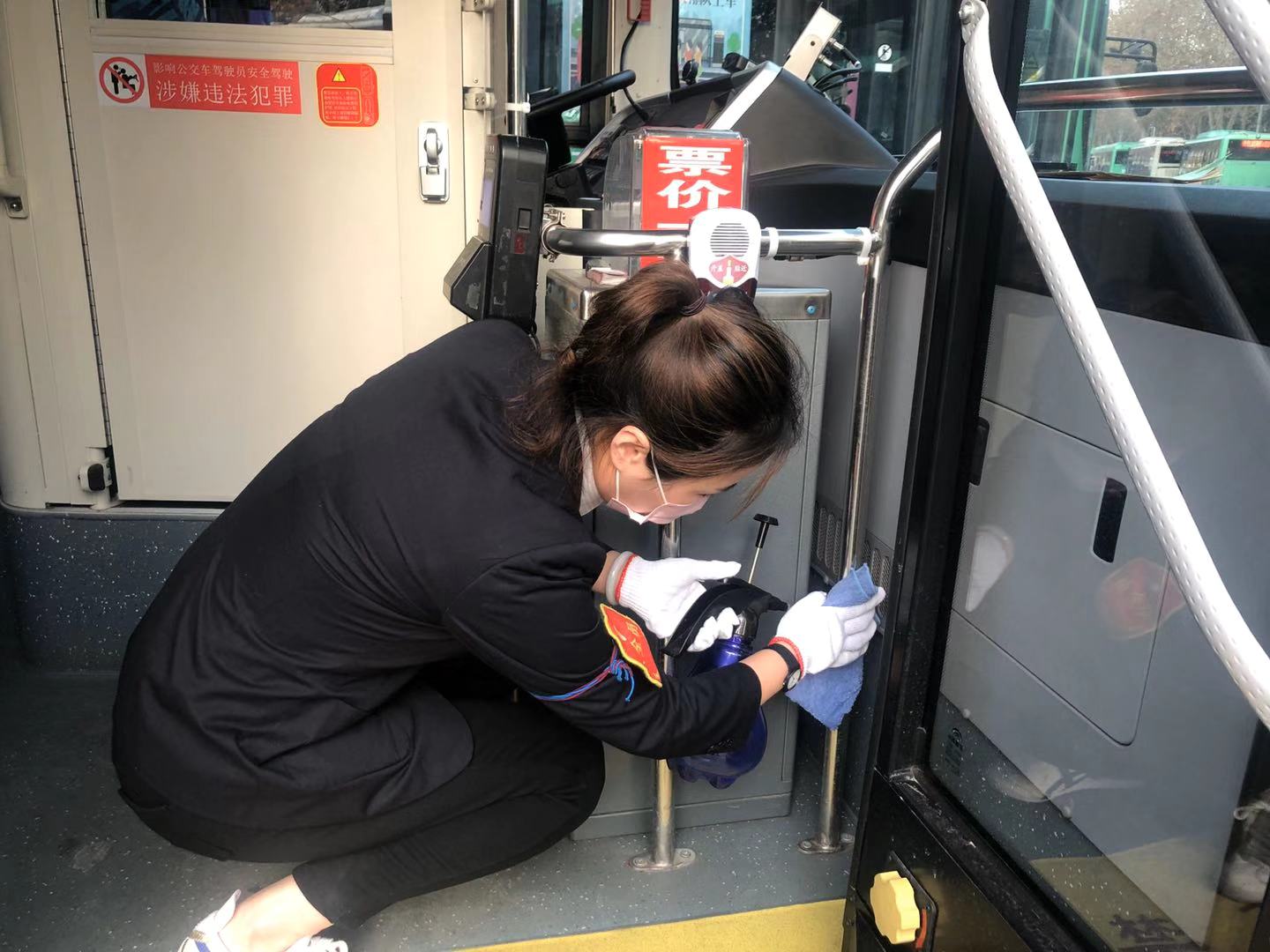 为保乘客安全郑州公交女车长每晚下班背10斤重消毒壶给22台公交消杀