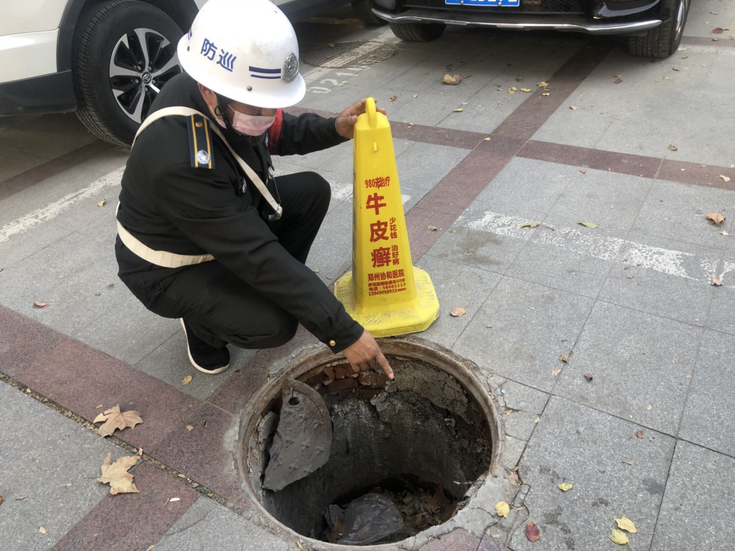 吓人！郑州市百花路人行道上一无盖窨井“张口”半月了