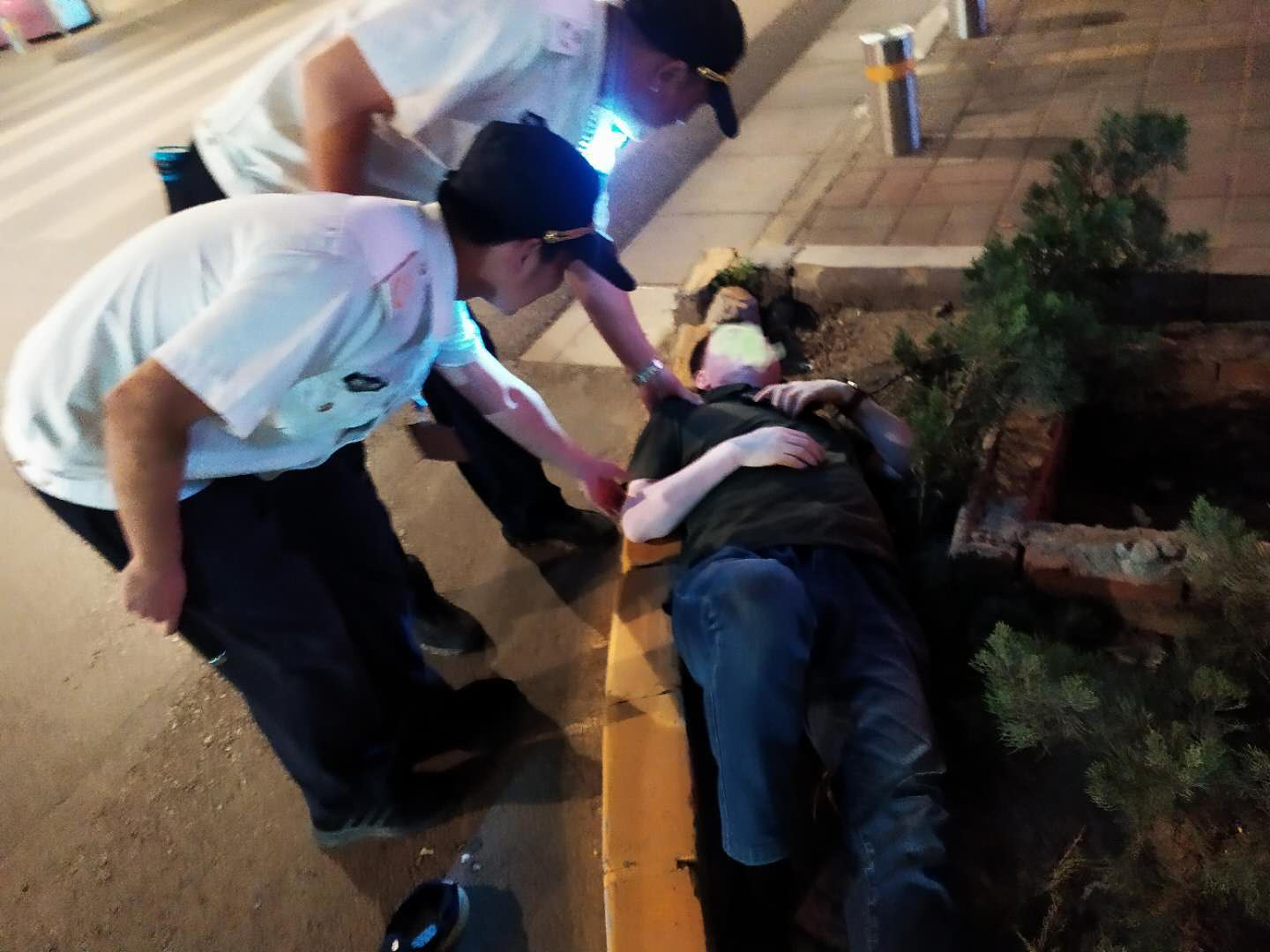 花坛|男子喝多后，倒在马路隔离花坛里呼呼大睡