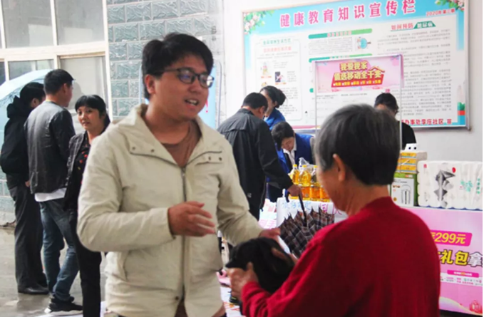 |小伙刚出家门捡个钱包 “出动出击”找失主