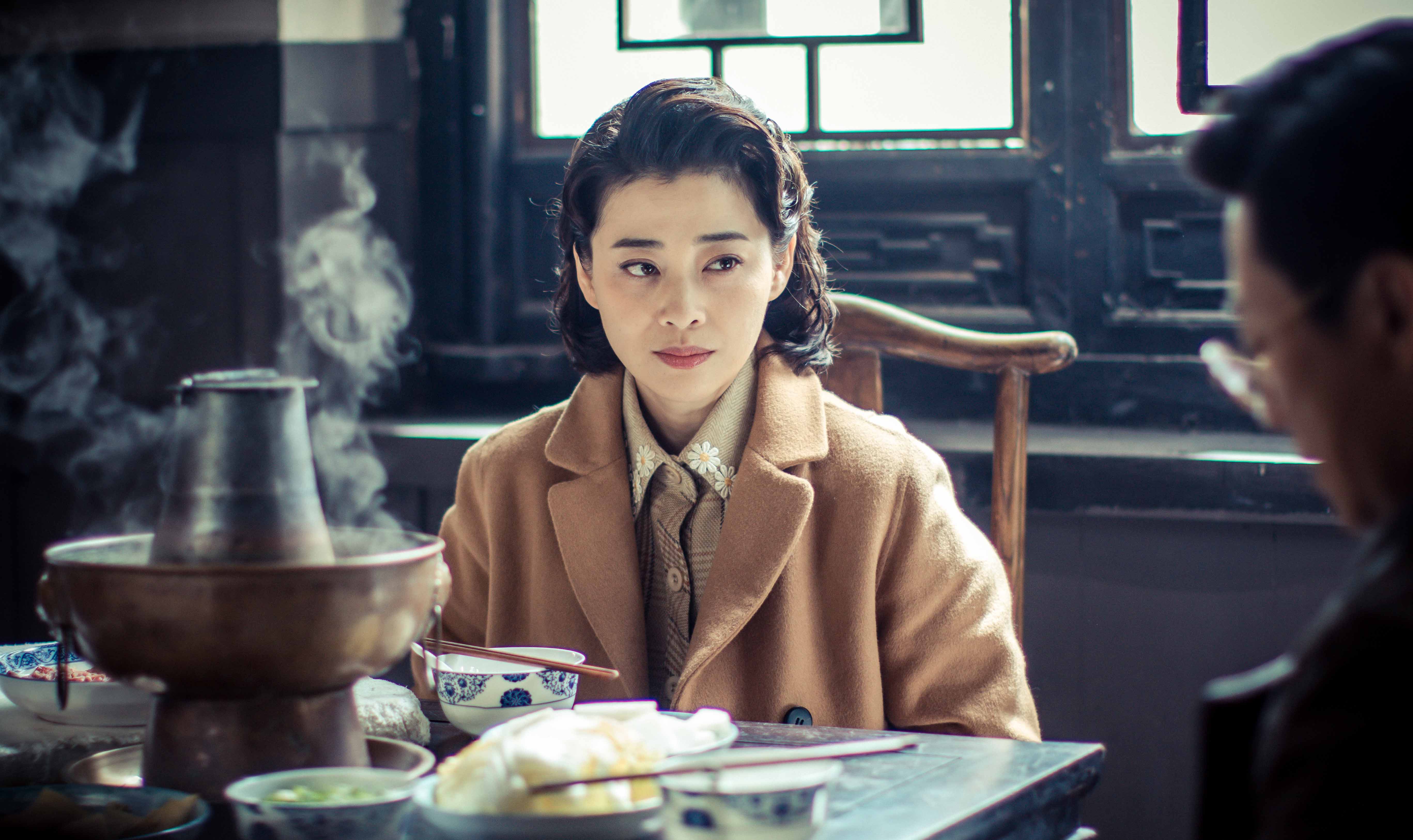 戴上面具的梅婷爱钻研边看电视边挑自己的毛病