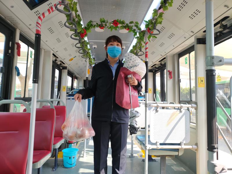 「社会万象」暖！老人非要送她一兜衣服两袋水果原来是她先“雪中送炭”